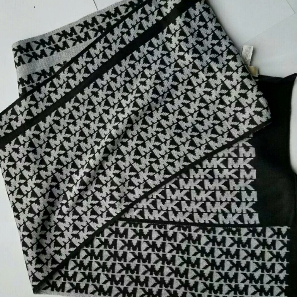 🛑 SOLD Michael Kors MK Scarf Black/Gray